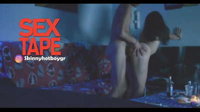 ቆንጆ የትምህርት ቤት ልጅ ከወንድ ጓደኛዋ ጋር